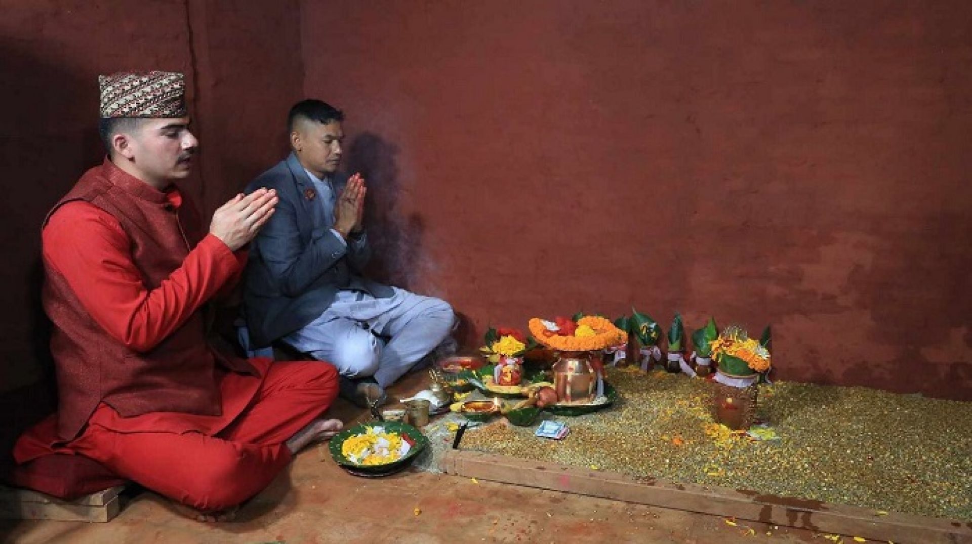बिहीबार हनुमानढोका दसैँ घरमा फूलपाती भित्र्याइँदै